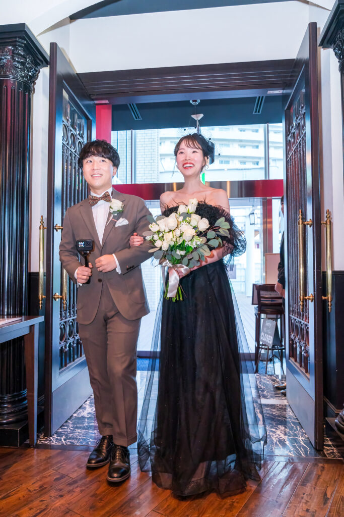 結婚式二次会の新郎新婦入場シーン